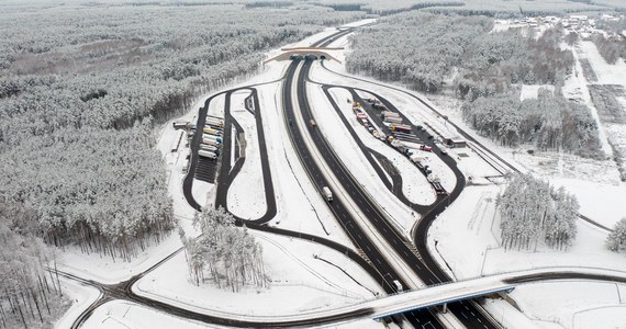 Zimowa pogoda na wschodzie Polski i jesienna na zachodzie - tak według Instytutu Meteorologii i Gospodarki Wodnej będą wyglądały najbliższe dni. Co przyniesie weekend? Trzeba spodziewać się śniegu i deszczu ze śniegiem, a synoptycy ostrzegają też przed mgłą. 