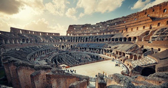 Oglądając walki gladiatorów na antycznych arenach, takich jak Koloseum, Rzymianie – podobnie jak my dziś przed telewizorem – mieli w zwyczaju coś podjadać. Podgryzali oliwki, owoce i orzechy – ustalili archeolodzy.