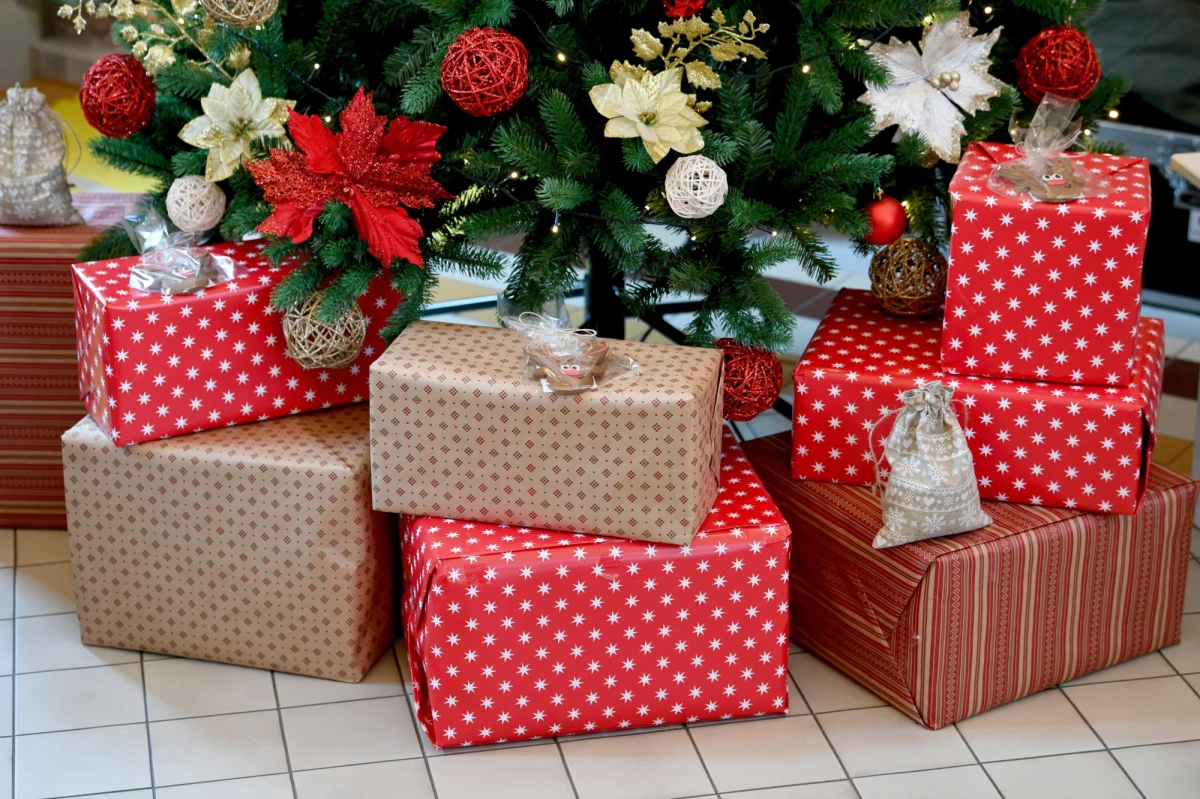 Na święta Bożego Narodzenia wydamy w tym roku średnio 1259 zł. To ponad 30 proc. więcej niż przed rokiem – pisze "Rzeczpospolita", powołując się na Barometr Providenta. "Choć z powodu inflacji na święta wydamy więcej, to jednak kupimy mniej" – podkreśla dziennik.