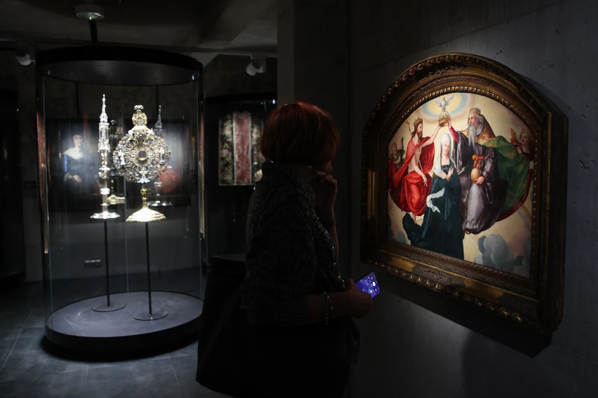 W czwartek wieczorem w Krakowie otwarto Muzeum Dominikanów. W nowo zaaranżowanej części klasztoru zgromadzono m.in. XIII-wieczne płytki, figurki niderlandzkie z lat 60. XV wieku, a także przyrządy astronomiczne z końca XVI wieku. "Chcemy pokazać to, co w naszym domu najcenniejsze" - mówił prowincjał dominikanów o. Łukasz Wiśniewski OP. 