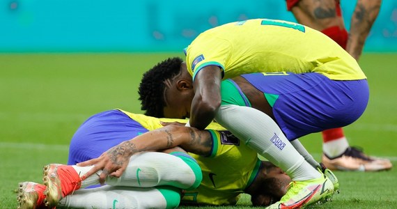 Późną nocą Neymar kuśtykał przez zaplecze stadionu w Lusajl ze złotymi słuchawkami na uszach i nie chciał odpowiadać na pytania dziennikarzy. Wcześniej z grymasem bólu opuścił boisko w meczu z Serbią (2:0) w piłkarskich mistrzostwach świata. Brazylia drży o swojego gwiazdora.