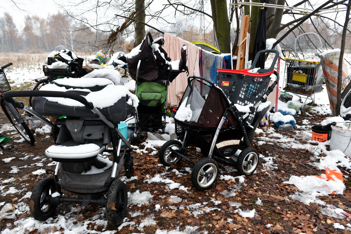 Prokuratura będzie składać zażalenie na decyzję sądu o odmowie aresztu dla 24-letniej bezdomnej, która w Gdańsku koczowała w namiocie z dwulatką - dowiedział się reporter RMF FM. Kobieta jest podejrzana o narażenie dziecka na niebezpieczeństwo. Pod nagłośnieniu sprawy zmieniła zdanie: zdecydowała się przyjąć pomoc i zaoferowane przez pracowników socjalnych schronienie.