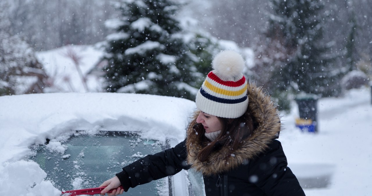 Nie odśnieżaj tak auta. Mandat zapamiętasz na długo