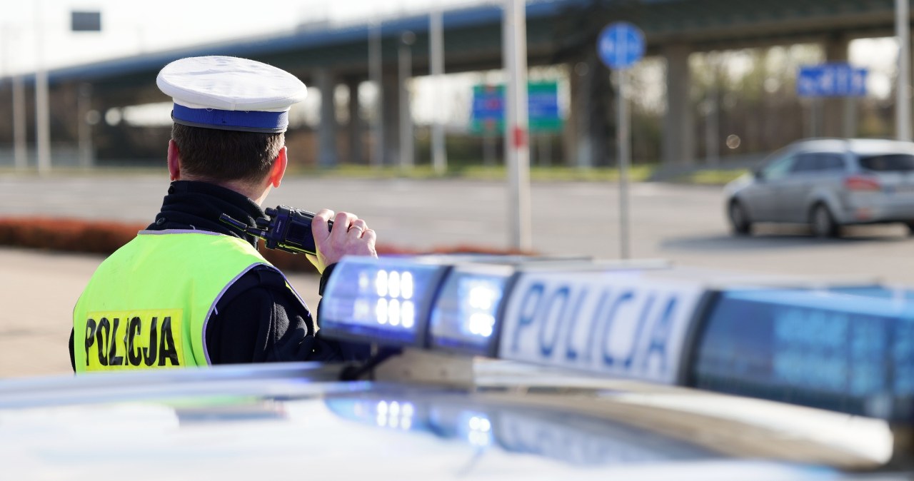 Policjanci stoją na wiaduktach i i czymś celują. Jednak nie mierzą prędkości