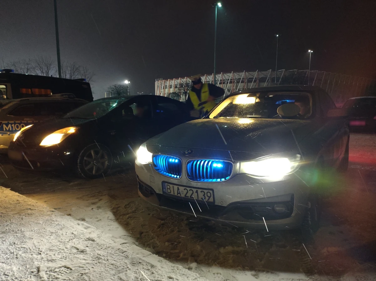 Do późnych godzin nocnych trwały w Białymstoku kontrole taksówek zamawianych poprzez aplikacje. Była to wspólna akcja policyjnej drogówki oraz służb celno-skarbowych. Odnotowano prawie sto wykroczeń. Pięciu kierowców nie posiadało wymaganych uprawnień i badań.