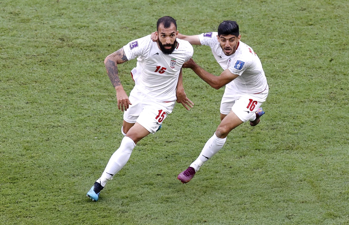 Po dramatycznym meczu Iran pokonał 2:0 Walię w meczu grupy B mundialu w Katarze. Obie bramki padły w doliczonym czasie gry. Wcześniej z boiska za faul wyleciał bramkarz Walijczyków Wayne Hennessey. To pierwsza czerwona kartka na tych mistrzostwach. 