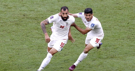 Po dramatycznym meczu Iran pokonał 2:0 Walię w meczu grupy B mundialu w Katarze. Obie bramki padły w doliczonym czasie gry. Wcześniej z boiska za faul wyleciał bramkarz Walijczyków Wayne Hennessey. To pierwsza czerwona kartka na tych mistrzostwach. 