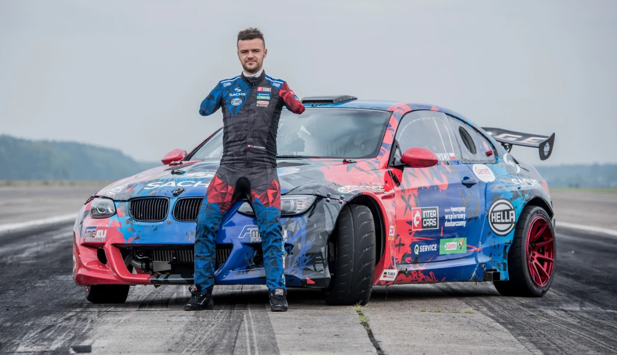 "Lewa noga jest zawsze na kierownicy, prawa obsługuje gaz i hamulec, a automatyczna skrzynia zmienia za mnie biegi. Nie jest tak trudno" - mówił w radiu RMF24 Bartosz Ostałowski, jedyny na świecie drifter, który prowadzi stopą. We wrześniu podjął próbę pobicia rekordu Guinnessa i niedawno przyszło potwierdzenie, że mu się udało. Ze sportowcem rozmawiał Tomasz Weryński. 