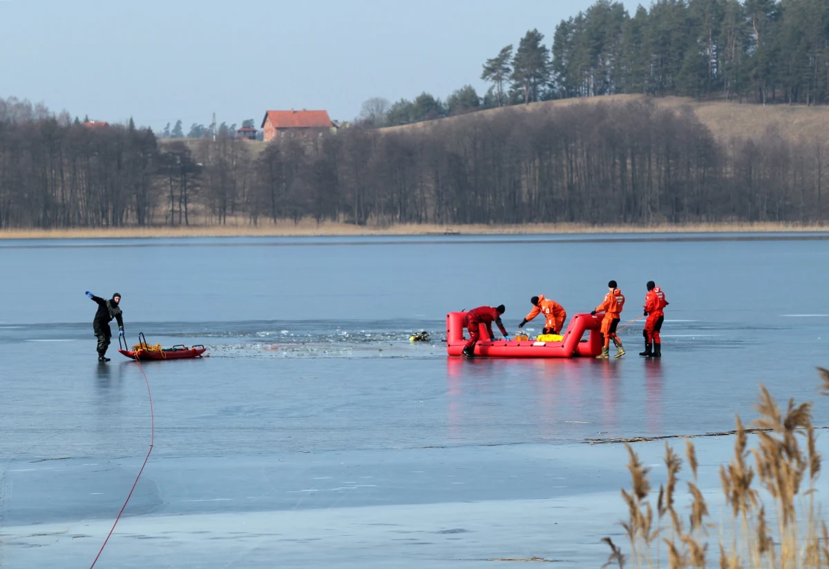 Mroźne noce sprawiły, że na mniejszych zbiornikach wodnych, stawach czy małych jeziorach, pojawił się pierwszy lód. Strażacy przypominają, że lód nigdy nie jest bezpieczny, a wchodzenie na dopiero zamarzającą wodę może skończyć się tragedią.