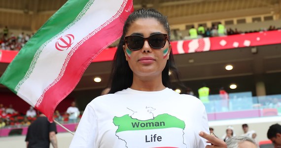 Irańscy piłkarze przed meczem z Walią w mistrzostwach świata w Katarze - w przeciwieństwie do wcześniejszego spotkania z Anglią - odśpiewali hymn narodowy. W tym spotkaniu Iran pokonał Walię 2:0.