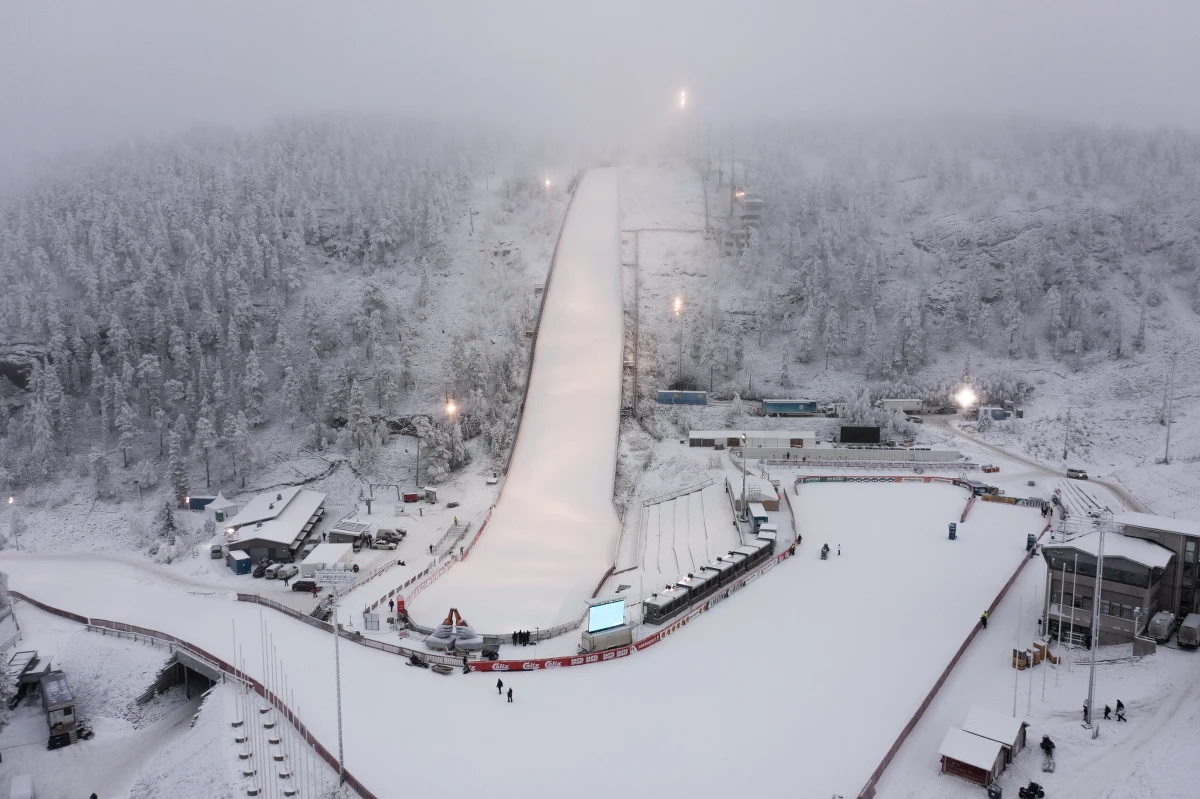 Kwalifikacje do sobotniego konkursu Pucharu Świata w skokach narciarskich w Ruce zostały przełożone na sobotę. Powodem są problemy reprezentacji Niemiec, której sprzęt nie dotarł na czas do Finlandii.