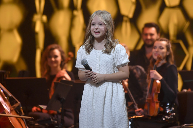 Niespełna 13-letnia Ala Tracz przeszła sporą metamorfozę od występów w "The Voice Kids" i na Eurowizji Junior 2020. Młoda wokalistka właśnie wypuściła nowy teledysk "Gdzie jest mój dom?".