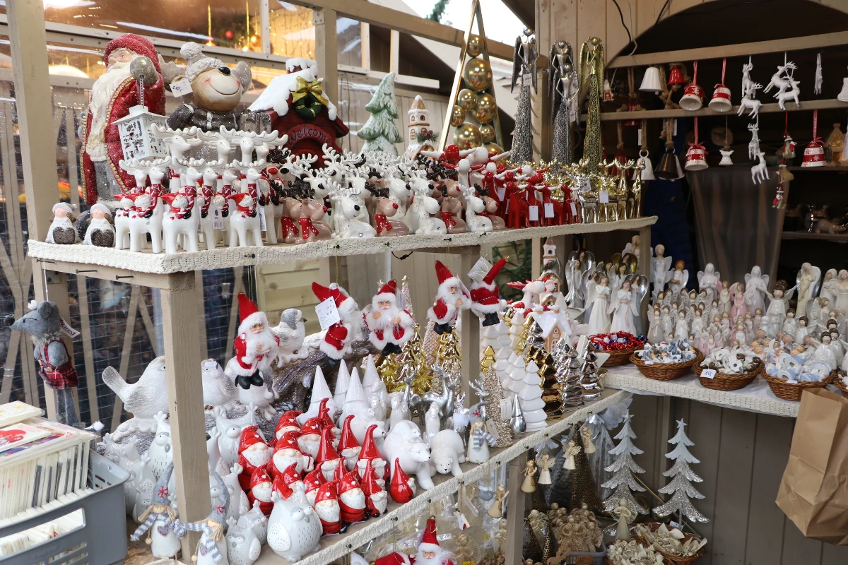 Choć pogoda nas nie rozpieszcza i za oknem jest plucha, na Rynku Głównym w Krakowie panuje już świąteczny nastrój. Rozpoczęły się Targi Bożonarodzeniowe. Ich oficjalne otwarcie nastąpi w sobotę w samo południe, ale już teraz można kupić świąteczne stroiki, ozodby choinkowe, drewniane zabawki, wyroby ceramiczne i słodycze.         