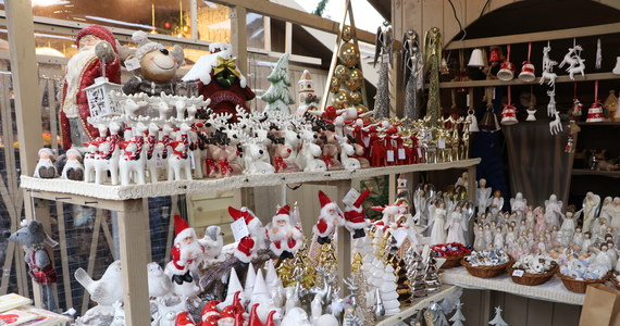 Choć pogoda nas nie rozpieszcza i za oknem jest plucha, na Rynku Głównym w Krakowie panuje już świąteczny nastrój. Rozpoczęły się Targi Bożonarodzeniowe. Ich oficjalne otwarcie nastąpi w sobotę w samo południe, ale już teraz można kupić świąteczne stroiki, ozodby choinkowe, drewniane zabawki, wyroby ceramiczne i słodycze.         