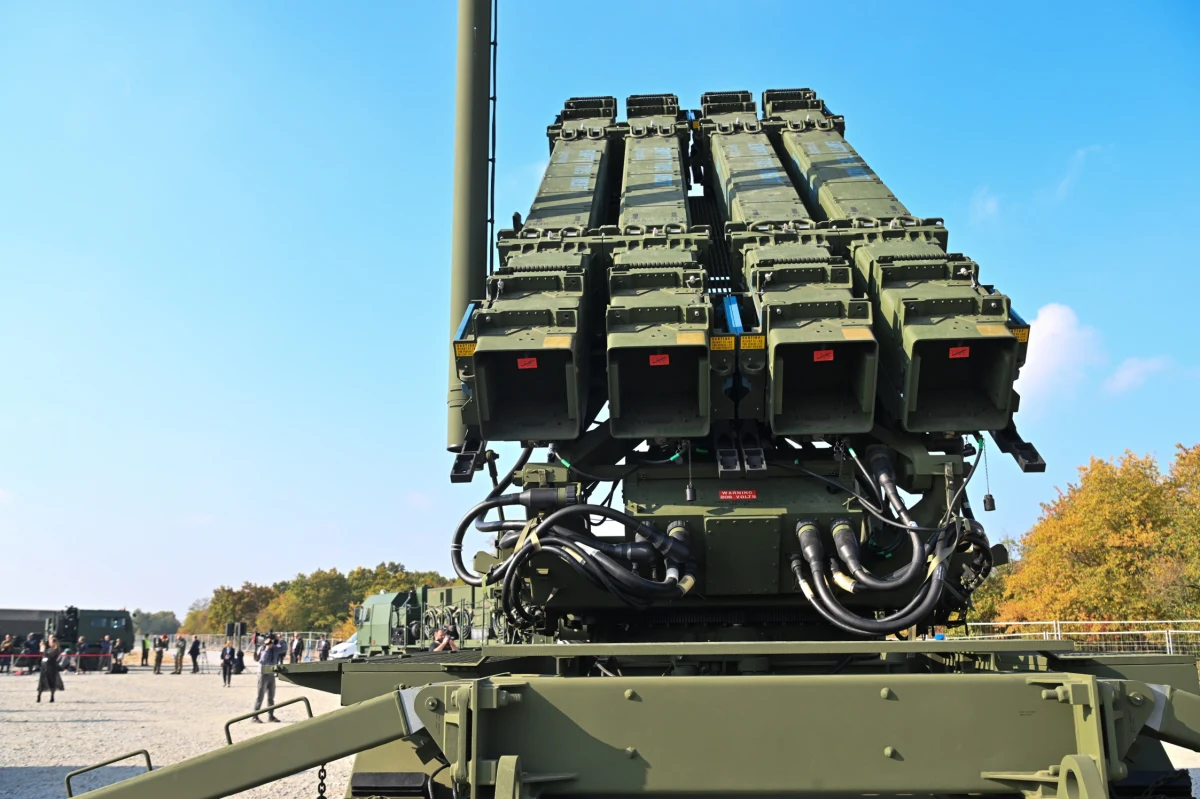 Niemcy podtrzymują chęć wsparcia Polski przy pomocy własnych baterii systemu obrony przeciwrakietowej Patriot – przekazało RMF FM niemieckie Ministerstwo Obrony. W oświadczeniu przesłanym do naszej redakcji resort podtrzymał deklaracje, jakie z ust minister obrony Niemiec padły tuż po uderzeniu rakiety w Przewodowie niedaleko ukraińskiej granicy. 