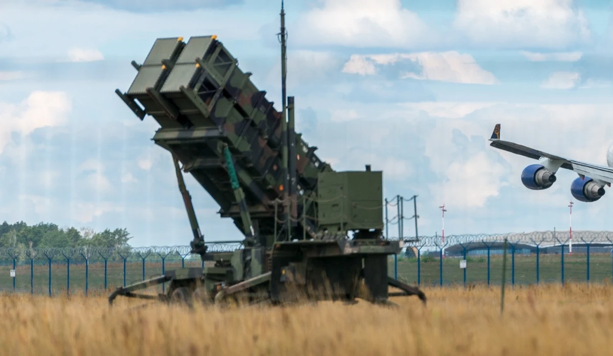 "Niemcy chyba szukają takich opcji, w których można byłoby pokazać, że ta współpraca między Polską a Niemcami nie wypada źle" - mówił w Radiu RMF24 dr Marcin Kędzierski, ekonomista, politolog z Uniwersytetu Ekonomicznego w Krakowie i analityk Klubu Jagiellońskiego. W rozmowie z Tomaszem Terlikowskim stwierdził, że propozycja przekazania Polsce baterii broni przeciwlotniczej może być traktowana jako próba ocieplenia stosunków polsko-niemieckich.