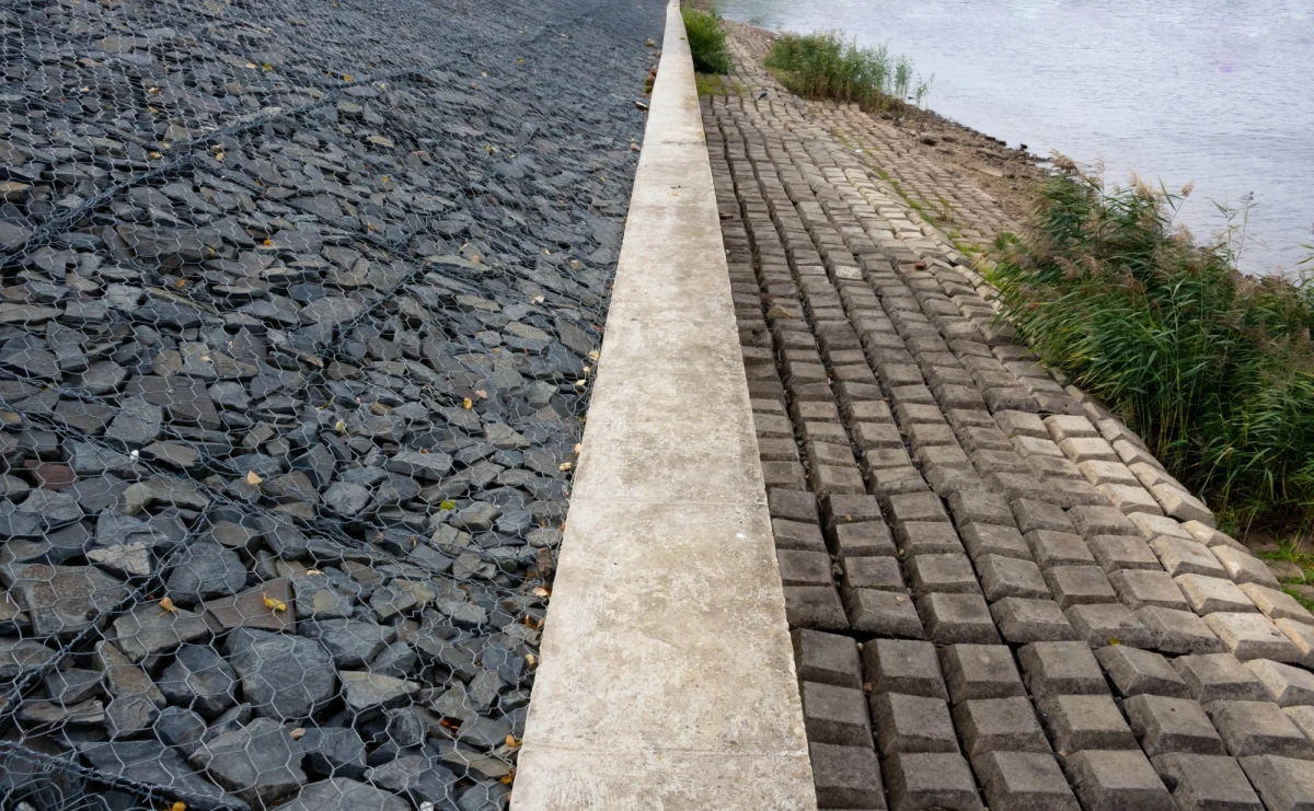 ​Zakończyła się budowa liczącego 1,47 km lewego wału rzeki Ropa oraz wału opaskowego wokół oczyszczalni ścieków w Trzcinicy (pow. jasielski) na Podkarpaciu. Zabezpieczy to przed powodzią mieszkańców, a także m.in. linię kolejową Jasło-Stróże, skansen archeologiczny i oczyszczalnię ścieków.