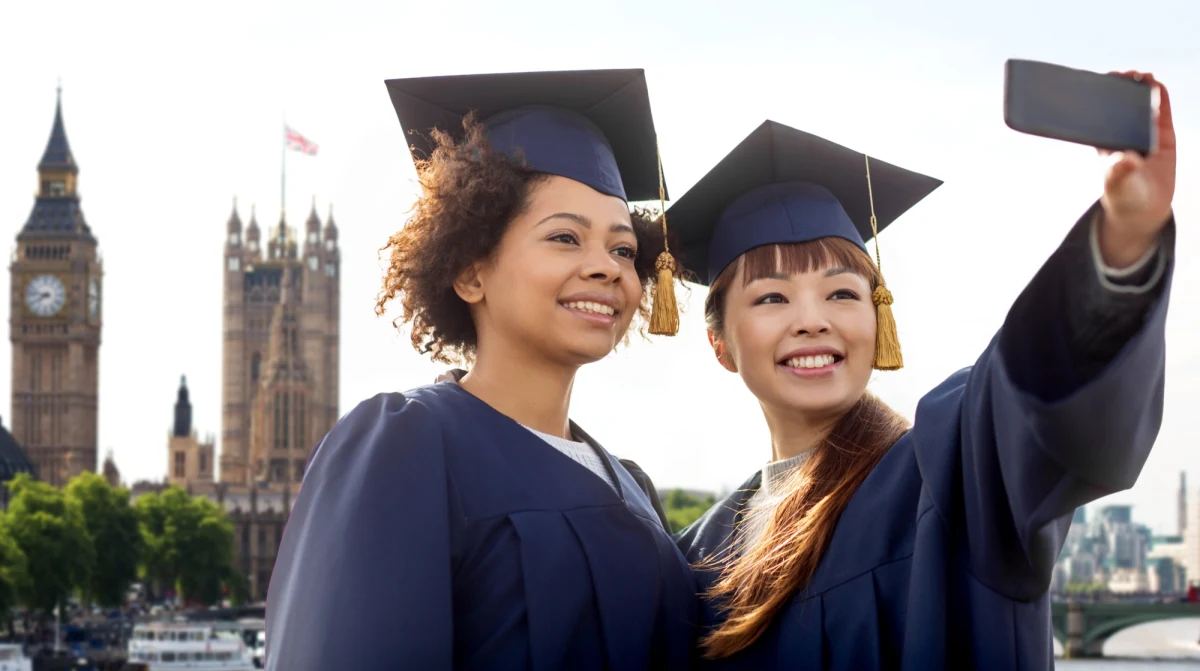 Premier Rishi Sunak rozważa wprowadzenie ograniczeń dla zagranicznych studentów, co ma związek z rekordowym napływem obcokrajowców do Wielkiej Brytanii - podaje na swojej stronie stacja BBC. Rzecznik Downing Street ujawnił, że ograniczenia mogą dotyczyć studentów, którzy otrzymują "stopnie niskiej jakości" i sprowadzają na Wyspy swoich bliskich. Pojawia się jednak ostrzeżenie: kto będzie płacił za studia, aby uniwersytety nie padły.