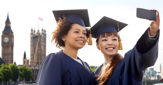 Premier Rishi Sunak rozważa wprowadzenie ograniczeń dla zagranicznych studentów, co ma związek z rekordowym napływem obcokrajowców do Wielkiej Brytanii - podaje na swojej stronie stacja BBC. Rzecznik Downing Street ujawnił, że ograniczenia mogą dotyczyć studentów, którzy otrzymują "stopnie niskiej jakości" i sprowadzają na Wyspy swoich bliskich. Pojawia się jednak ostrzeżenie: kto będzie płacił za studia, aby uniwersytety nie padły.