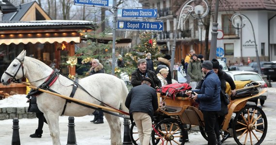 Zakopane szykuje podwyżkę podatków od nieruchomości i od środków transportu. Wzrosną one o ok. 10 proc. Jak twierdzi Leszek Dorula, burmistrz Zakopanego, bez podwyżki podatków miasto przetrwało pandemię. Teraz jednak, przy tak wysokiej inflacji trzeba będzie podnieść podatki - podaje portal zakopane.naszemiasto.pl.