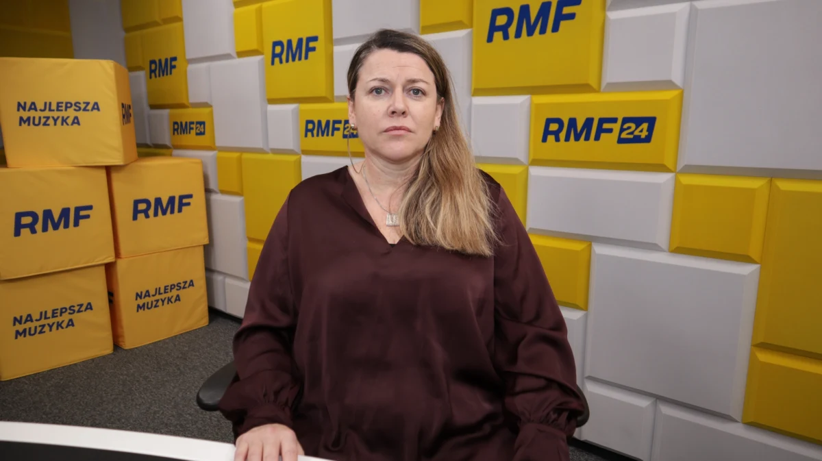 "Wprowadzenie limitu cenowego na rosyjską ropę może oznaczać, że Rosja będzie zarabiała tyle co teraz, a być może nawet więcej" – powiedziała w Popołudniowej rozmowie w RMF FM Iwona Wiśniewska z Ośrodka Studiów Wschodnich. Była kierownik Wydziału Ekonomicznego Ambasady RP w Moskwie mówiła także, że sankcje ograniczają potencjał rosyjskiej armii. "Ale zatrzymać wojnę może tylko sytuacja na froncie i wsparcie militarne dla Ukrainy. Tylko armia ukraińska jest w stanie tę wojnę zatrzymać" - podkreślała. "Ja myślę, że jeśli chodzi o sytuację gospodarczą, Rosja jest w stanie spokojnie wytrzymać jeszcze rok co najmniej, biorąc pod uwagę niesamowitą odporność rosyjskiego społeczeństwa i skuteczność rosyjskiej propagandy" - dodawała ekspertka. 