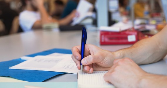 ​116 nauczycieli z Ukrainy ukończyło kurs języka polskiego organizowany przez Pomorskie Centrum Edukacji Nauczycieli w Gdańsku. Dzięki niemu będą mogli pomagać polskim pedagogom. W przyszłości rozpoczną nauczanie przedmiotów zgodnie z kwalifikacjami posiadanymi w swoim kraju.