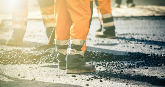 ​Na utrudnienia w ruchu napotkają w weekend kierowcy podróżujący w woj. łódzkim autostradą A2 w stronę Poznania. Z powodu naprawy dylatacji w dwóch miejscach ruch będzie odbywał się jednym pasem.