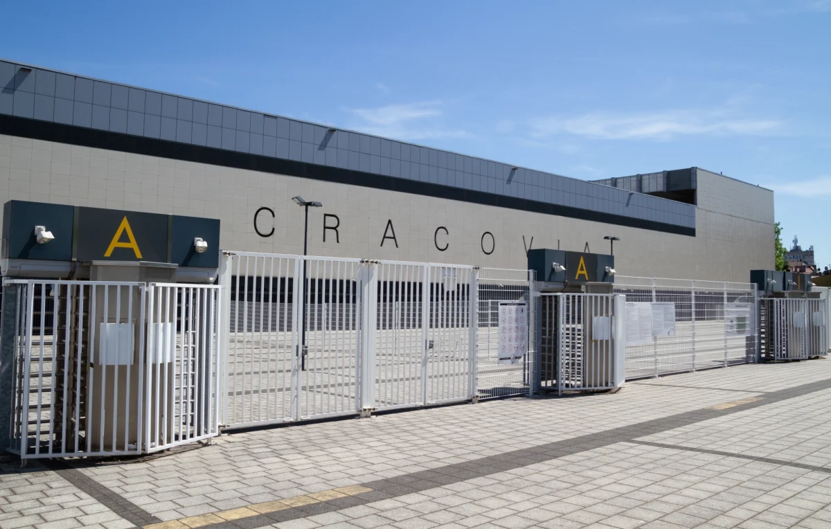 Dotychczasowy wiceprezes Cracovii Jakub Tabisz został zawieszony przez Radę Nadzorczą MKS Cracovia SSA na zgromadzeniu w dniu 25 listopada 2022 roku. Ma to związek z zarzutami prokuratorskimi działania na szkodę Polskiego Związku Piłki Nożnej.