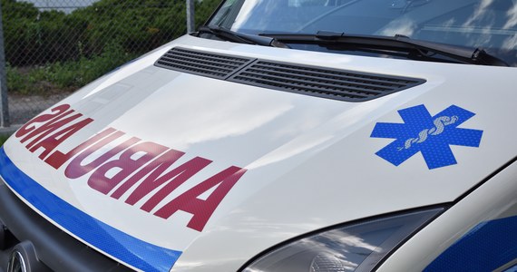 ​Dwa ambulanse sanitarne wraz wyposażeniem medycznym pojadą do zaprzyjaźnionego z powiatem poznańskim ukraińskiego Rejonu Obuchowskiego. W piątek pojazdy stronie ukraińskiej przekazał starosta poznański Jan Grabkowski.