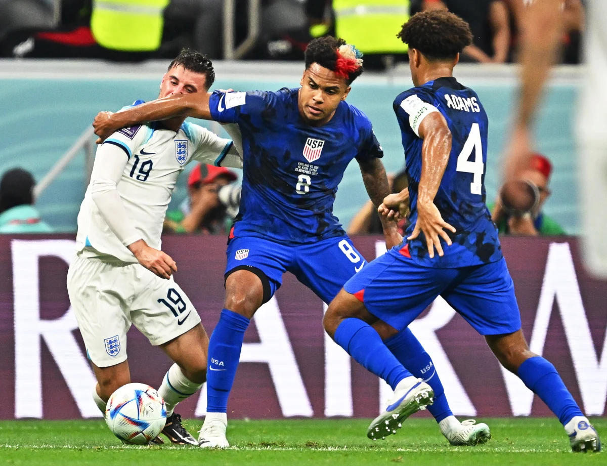 Anglia zremisowała z USA 0:0 i nie zapewniła sobie jeszcze awansu do 1/8 finału. Przed ostatnią kolejką teoretycznie wszyscy mają szanse na awans. Prowadzącym w grupie z dorobkiem czterech punktów Anglikom wystarczy remis w meczu z Walią (1 pkt). O awans będą walczyć też Irańczycy (3 pkt) z Amerykanami (2 pkt).