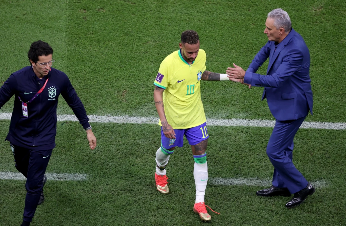 "Będzie bolało, ale jestem pewien, że wrócę i zrobię wszystko, co w mojej mocy, aby pomóc mojemu krajowi, moim towarzyszom i sobie" - napisał na Instagramie Neymar, piłkarz reprezentacji Brazylii. Napastnik w czwartek doznał kontuzji stawu skokowego podczas meczu z Serbią (2:0).