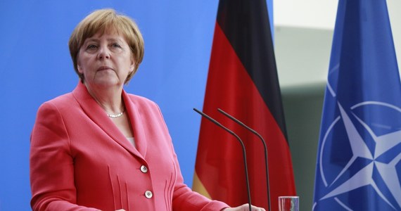 Jak wynika z przeprowadzonego w tym tygodniu w Niemczech sondażu, zdecydowana większość obywateli nie chciałaby powrotu Angeli Merkel na stanowisko szefa rządu - poinformowała w sobotę agencja DPA. W internetowej ankiecie „Bilda”, zmieszczonej w piątek 25 listopada, na pytanie: „Czy uważasz Merkel za wielkiego kanclerza”, na tak opowiedziało się 22,7 tys. czytelników, zaś na nie, zdecydowana większość - 88,7 tys.
