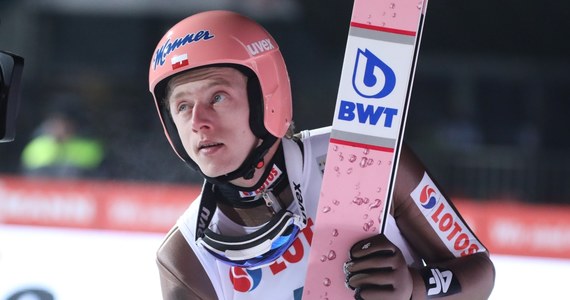 Dawid Kubacki uzyskał 143 m i zajął drugie miejsce w kwalifikacjach do sobotniego konkursu Pucharu Świata w skokach narciarskich w fińskiej Ruce. Kwalifikacje wygrał Słoweniec Anze Lanisek lądując na 142,5 m. W konkursie wystąpi siedmiu Polaków.