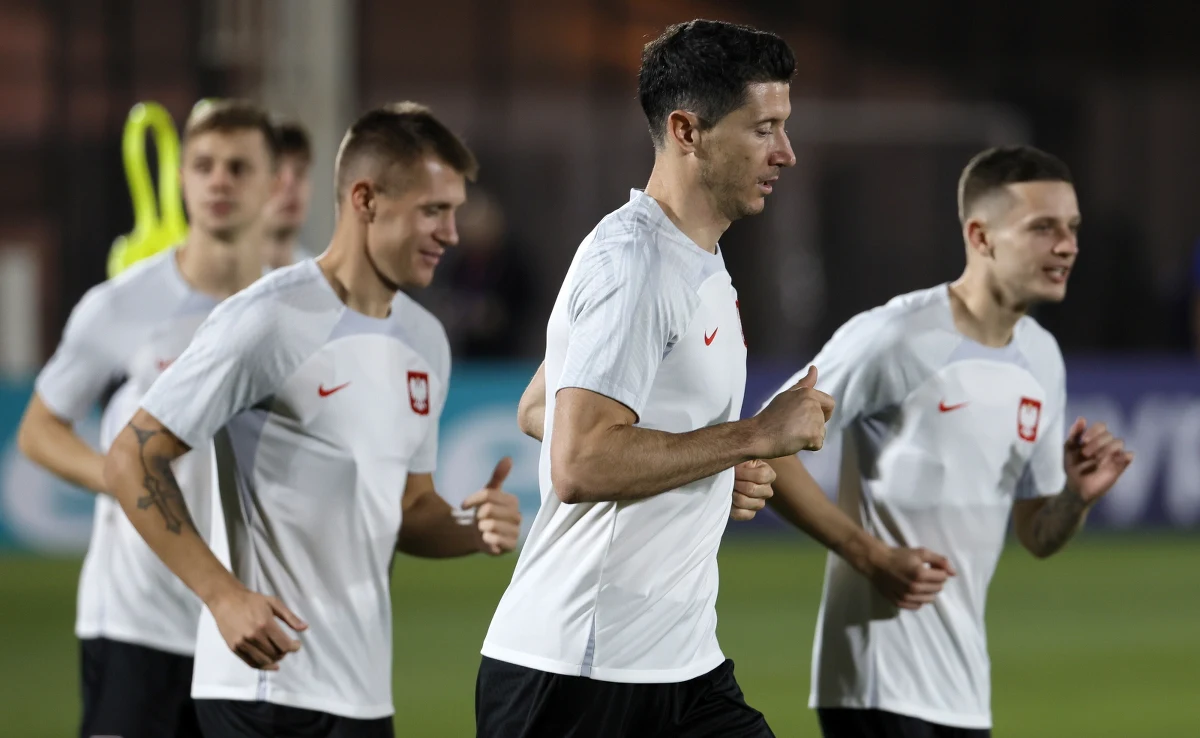 Wszystko już jasne! Znamy skład reprezentacji Polski na dzisiejszy mecz z Arabią Saudyjską na mundialu w Katarze. Selekcjoner Czesław Michniewicz wprowadził ważne zmiany. Początek spotkania o 14.