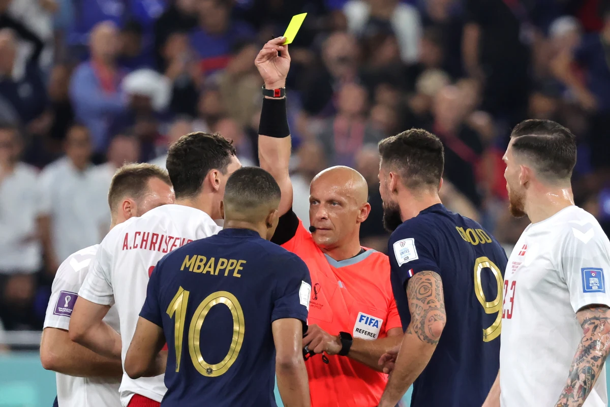 Szymon Marciniak zadebiutował na mistrzostwach świata w Katarze. Spotkanie Francji z Danią nie było jednak pierwszym w ogóle meczem na mundialu, podczas którego gwizdał polski arbiter. "Jego postawę można ocenić bardzo pozytywnie" - uważa Rafał Rostkowski, były sędzia międzynarodowy w rozmowie z Wojciechem Marczykiem. Arbiter ocenił również podstawy do podyktowania rzutu karnego w meczu Polski z Arabią Saudyjską.