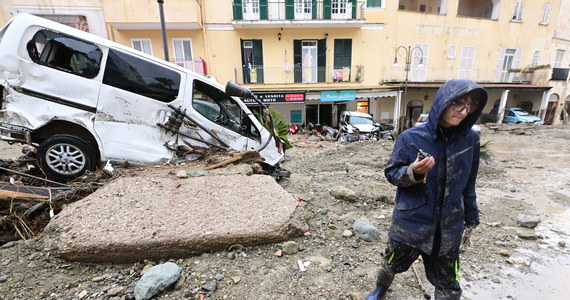Jedna potwierdzona ofiara śmiertelna, 11 zaginionych i 13 rannych - to najnowszy bilans lawiny błotnej na włoskiej wyspie Ischia w Zatoce Neapolitańskiej, po przejściu gwałtownych ulew. Liczby te podały wieczorem lokalne władze. Wcześniej informowano o 8 zabitych, ale wiadomość tę zdementowało MSW. Zniszczenia są ogromne.