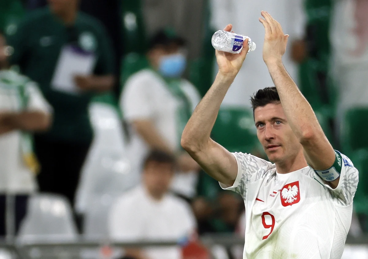 ​Według szacunków hiszpańskiej sekcji "Forbesa", Robert Lewandowski znajduje się na piątym miejscu najlepiej zarabiających piłkarzy, którzy występują na mistrzostwach świata w Katarze. Listę futbolowych krezusów z roczną sumą zarobków 128 milionów dolarów otwiera francuski napastnik Kylian Mbappe.