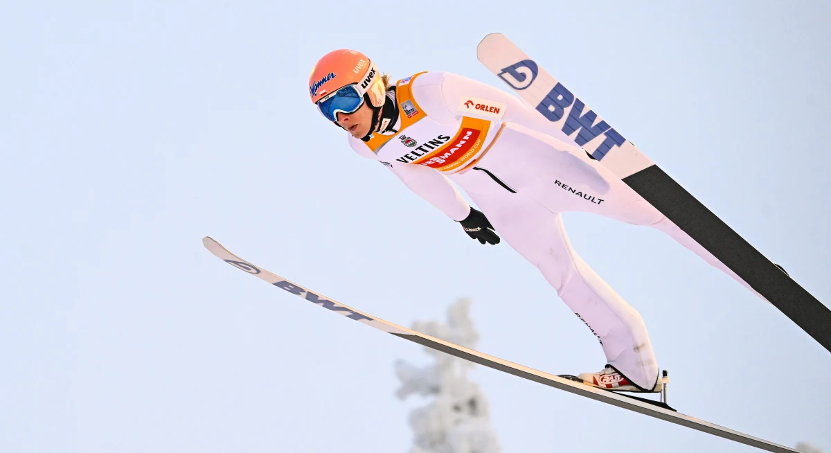 Norweg Halvor Egner Granerud i Austriak Stefan Kraft zajęli ex aequo pierwsze miejsce w konkursie skoków narciarskich w fińskiej Ruce. Na najniższym stopniu podium stanął Japończyk Naoki Nakamura. Najlepszym z Polaków był Piotr Żyła, który zajął piąte miejsce. Prowadzący po pierwszej serii Dawid Kubacki zawalił drugą próbę i spadł na szóstą pozycję. Polak zachował jednak pierwsze miejsce w klasyfikacji generalnej Pucharu Świata.