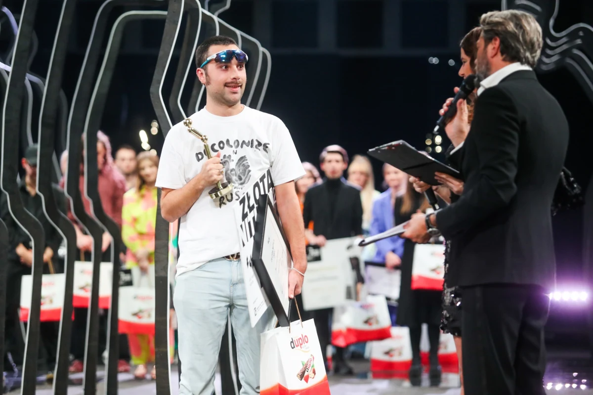 Po burzliwym głosowaniu nagrodę główną - Złotą Nitkę - postanowiliśmy przyznać projektantowi Maurycemu Zylberowi, który przekonał nas nietuzinkowym pomysłem - podkreślił szef jury Marcin Świderek po gali, która w nocy z soboty na niedzielę zakończyła konkurs Łódź Young Fashion.