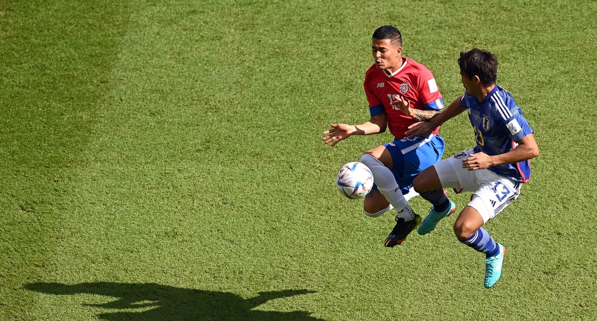 Kostaryka pokonała Japonię 1:0 w meczu drugiej kolejki grupy E na mistrzostwach świata w Katarze. Piłkarze z Azji mocno skomplikowali sobie kwestię awansu do fazy pucharowej turnieju, bowiem na zakończenie rywalizacji grupowej - w czwartek - zagrają z reprezentacją Hiszpanii.