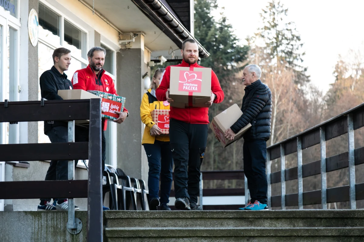 "Czy po mnie przyjdziesz?" - tysiące rodzin Szlachetnej Paczki, również w tym roku, zadaje sobie to pytanie czekając na swoich darczyńców. Czasem jest ono tak ciche, że potrzeba dużej wrażliwości, żeby je usłyszeć. Ratownicy z Grupy Podhalańskiej GOPR oraz himalaiści Kinga Baranowska, Andrzej Bargiel, Krzysztof Wielicki usłyszeli głos pani Anieli, która od lat samotnie wychowuje trójkę dzieci. Dla tej rodziny postanowili przygotować pomoc w ramach Szlachetnej Paczki. "Jest mnóstwo osób, które potrzebują pomocy i po prostu na nas liczą." - mówi Kinga Baranowska.