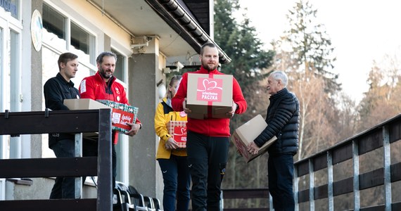 "Czy po mnie przyjdziesz?" - tysiące rodzin Szlachetnej Paczki, również w tym roku, zadaje sobie to pytanie czekając na swoich darczyńców. Czasem jest ono tak ciche, że potrzeba dużej wrażliwości, żeby je usłyszeć. Ratownicy z Grupy Podhalańskiej GOPR oraz himalaiści Kinga Baranowska, Andrzej Bargiel, Krzysztof Wielicki usłyszeli głos pani Anieli, która od lat samotnie wychowuje trójkę dzieci. Dla tej rodziny postanowili przygotować pomoc w ramach Szlachetnej Paczki. "Jest mnóstwo osób, które potrzebują pomocy i po prostu na nas liczą." - mówi Kinga Baranowska.