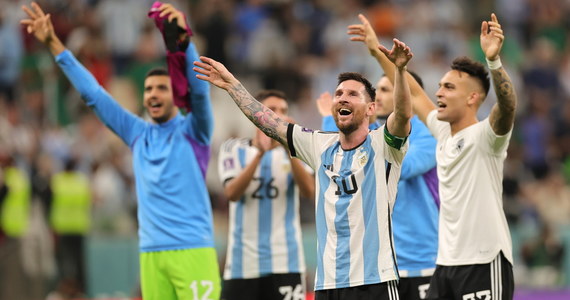 Argentyńskie media nie kryją zadowolenia z postawy swojej reprezentacji w sobotnim meczu przeciwko Meksykowi, wygranym przez ekipę "Albicelestes" 2:0. "Odżyliśmy! Wciąż walczymy o wyjście z grupy!" - podkreślają komentatorzy.