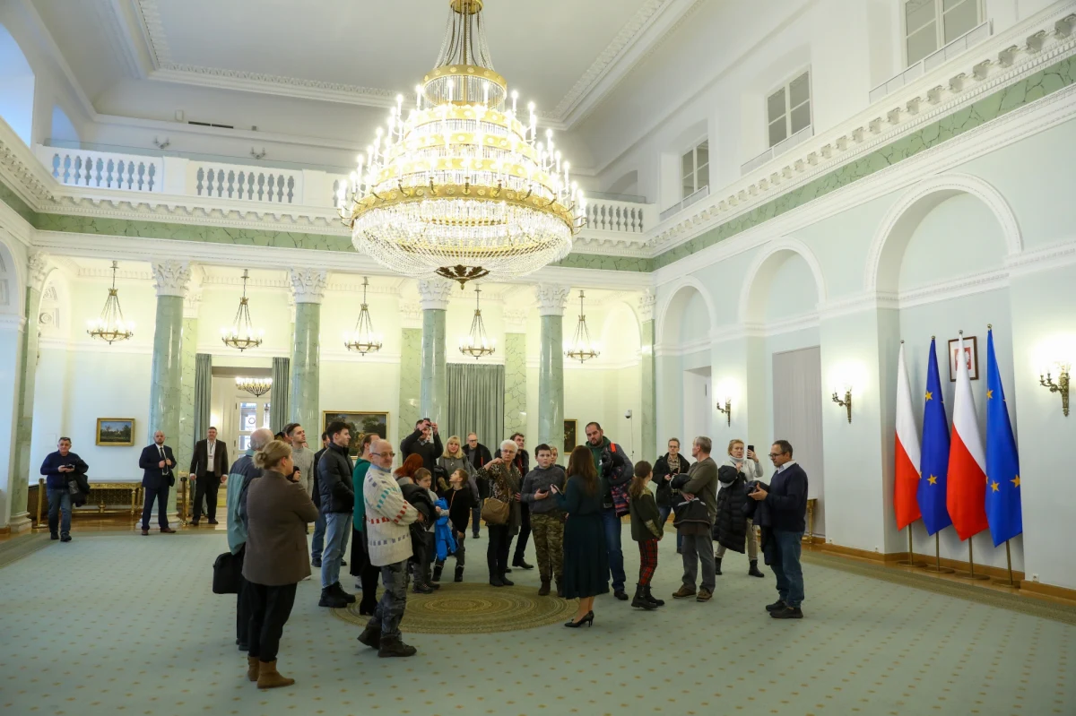 Historyczne wnętrza Pałacu Prezydenckiego, m.in. Sala Kolumnowa, Sala Orderu Orła Białego, Sala im. Lecha Kaczyńskiego, Sala Obrazowa, Sala Chorągwiana, zostały udostępnione w niedzielę gościom w ramach dnia otwartego. Gmach, zwykle niedostępny dla gości, to prawdziwa atrakcja dla wielbicieli historii, architektury i sztuki.