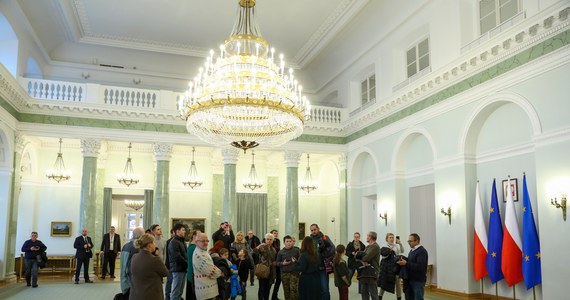 Historyczne wnętrza Pałacu Prezydenckiego, m.in. Sala Kolumnowa, Sala Orderu Orła Białego, Sala im. Lecha Kaczyńskiego, Sala Obrazowa, Sala Chorągwiana, zostały udostępnione w niedzielę gościom w ramach dnia otwartego. Gmach, zwykle niedostępny dla gości, to prawdziwa atrakcja dla wielbicieli historii, architektury i sztuki.