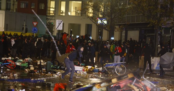 Brukselska policja użyła armatek wodnych i gazu łzawiącego, by opanować sytuację po wybuchu zamieszek - podaje dziennik "De Standaard". Burmistrz Brukseli Phillipe Close poinformował wieczorem, że sytuacja się normalizuje. 