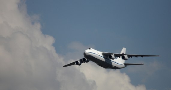 "Rosyjskie transportowe samoloty An-124 Rusłan w ciągu minionego tygodnia co najmniej dziewięciokrotnie wylatywały z Chin do Rosji. Często z wyłączonymi transponderami, by uniemożliwić śledzenie" – podaje ukraiński portal militarny Express-Defence.