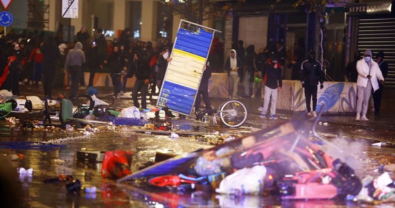 Zamieszki i starcia z siłami porządkowymi wybuchły po południu i wieczorem w stolicy Belgii Brukseli oraz trzech miastach Holandii po meczu Maroko-Belgia na mistrzostwach świata w Katarze. Młodzież, głównie marokańskiego pochodzenia, niszczyła sklepy i samochody. Atakowała także policjantów, którzy użyli armatek wodnych i gazu łzawiącego.