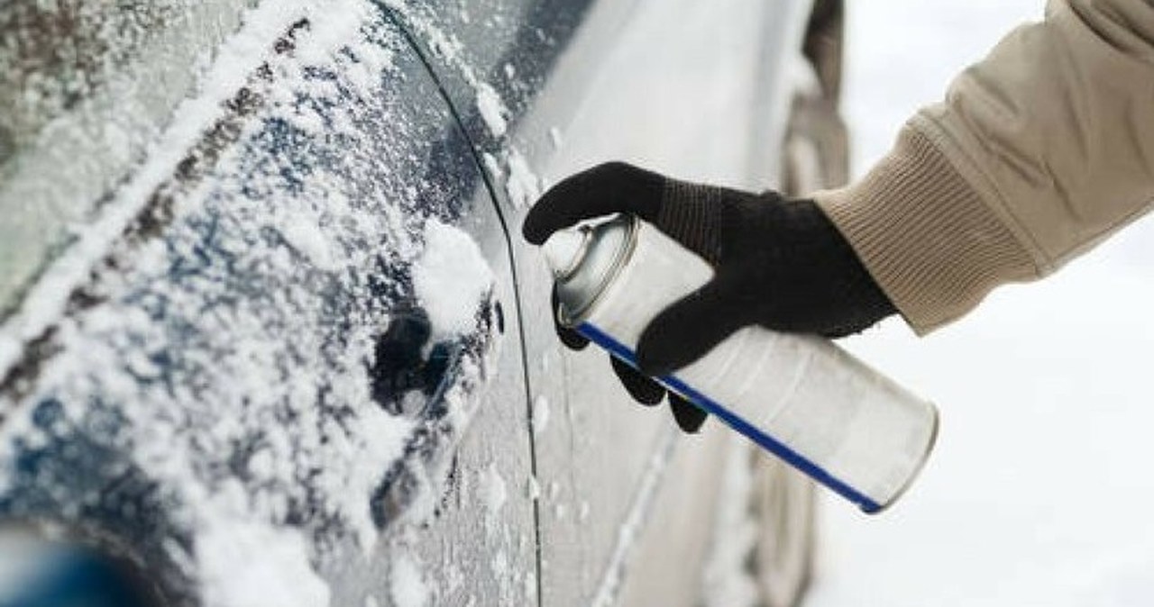 Najlepsze sposoby na przymarznięte drzwi w samochodzie