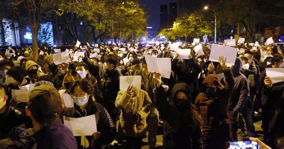 Brytyjska publiczna stacja BBC przekazała wieczorem, że chińska policja zatrzymała i pobiła w jednego z jej dziennikarzy relacjonujących w Szanghaju protesty przeciw restrykcjom covidowym. Po kilku godzinach reporter został wypuszczony.